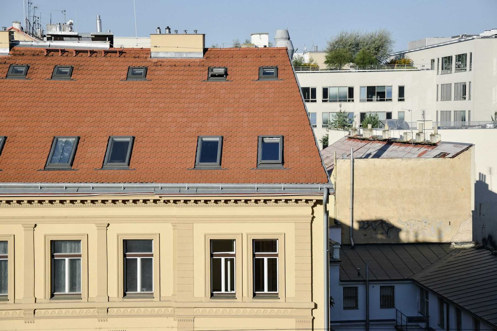 Toiture en tuiles percée d’une rangée de fenêtres de toit
