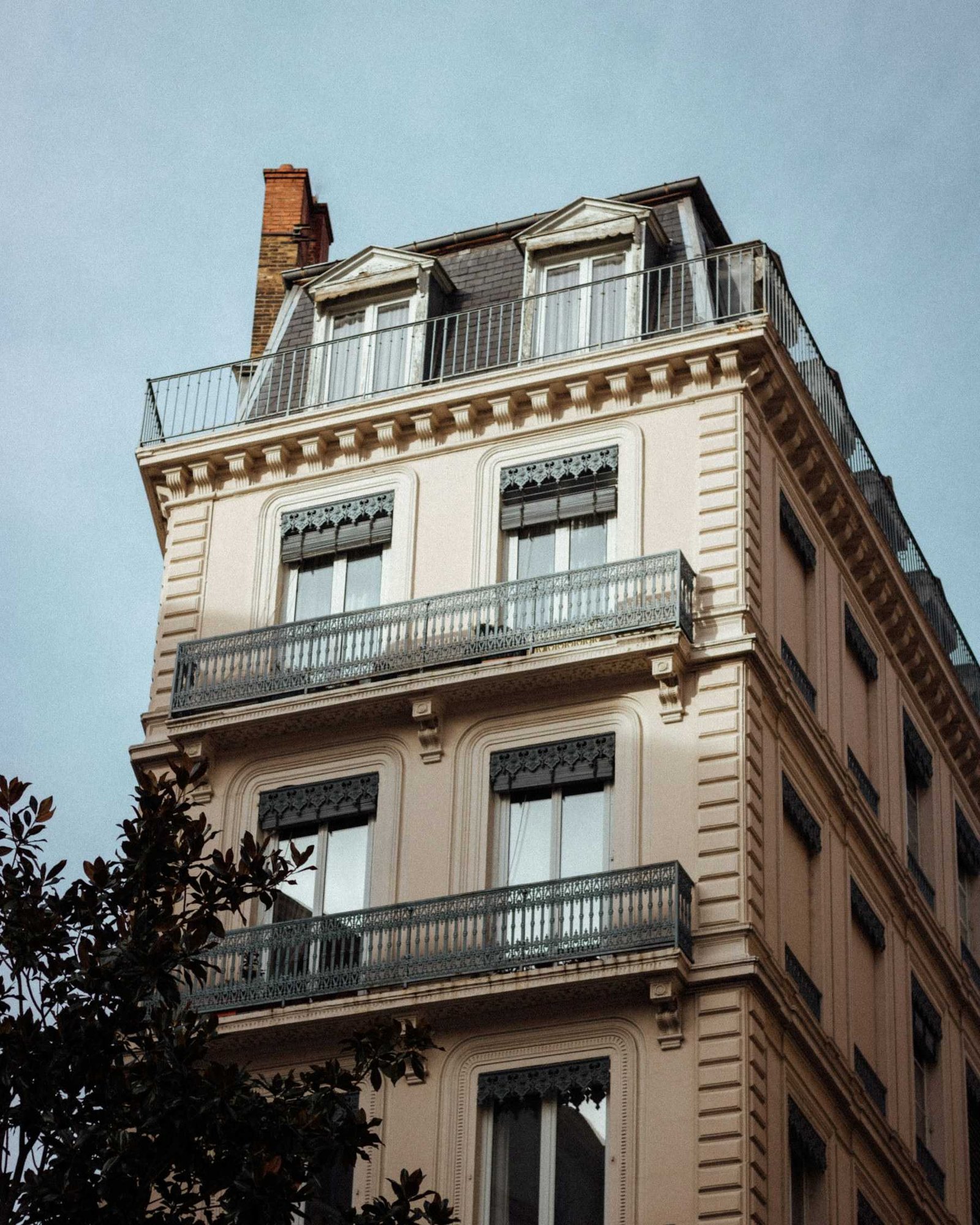 Façade d’un immeuble ancien en copropriété