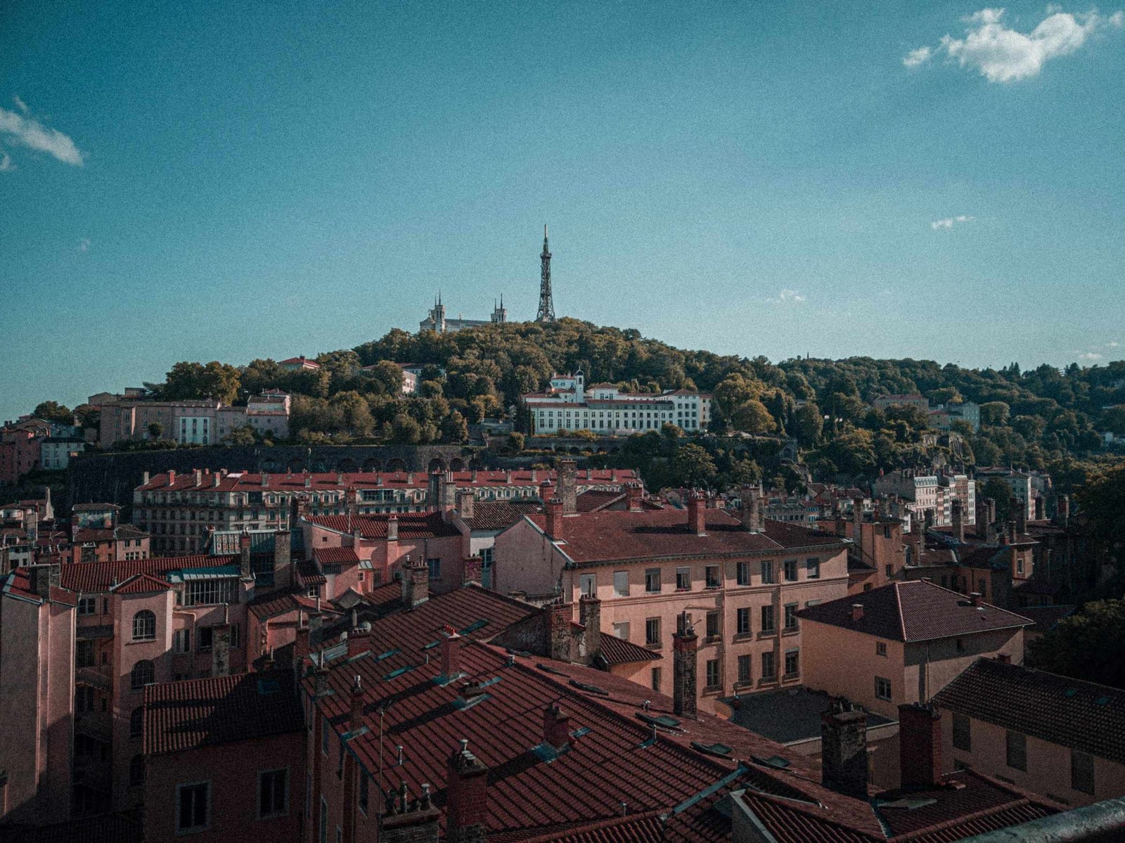 Toits en tuiles de Lyon au pied de la colline de Fourvière