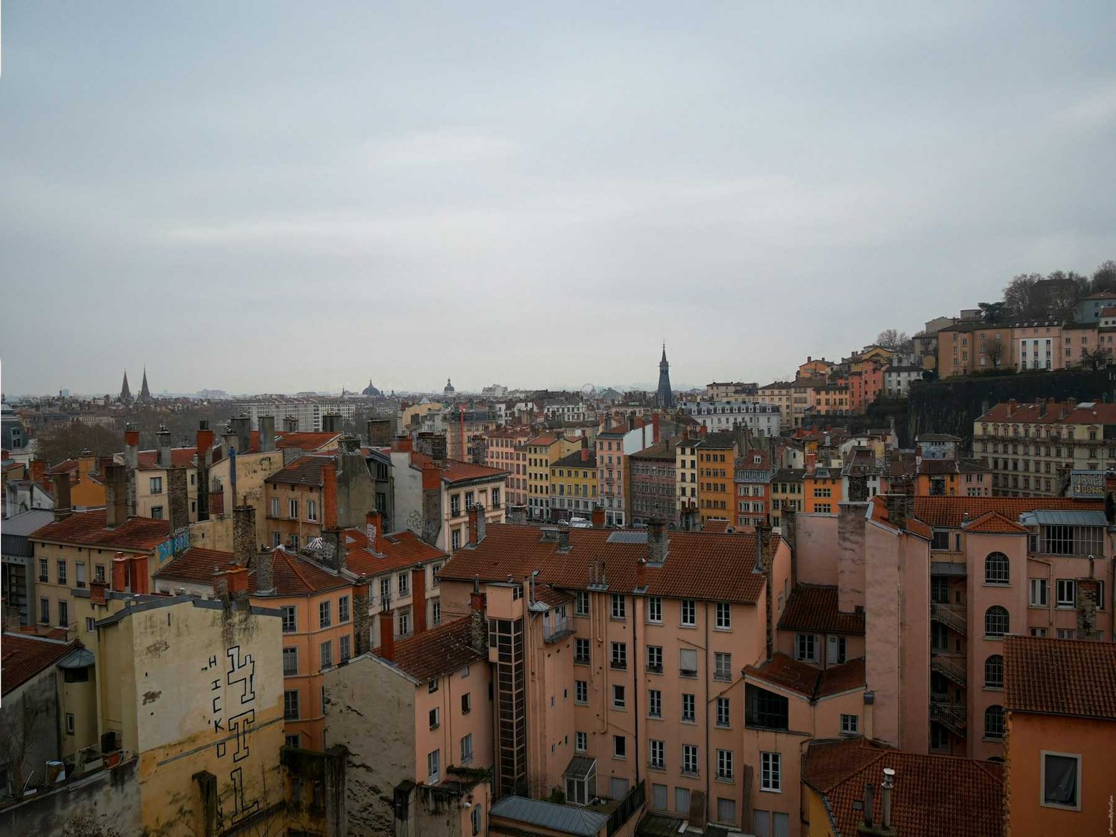 Toits de tuiles des immeubles lyonnais vus depuis une colline