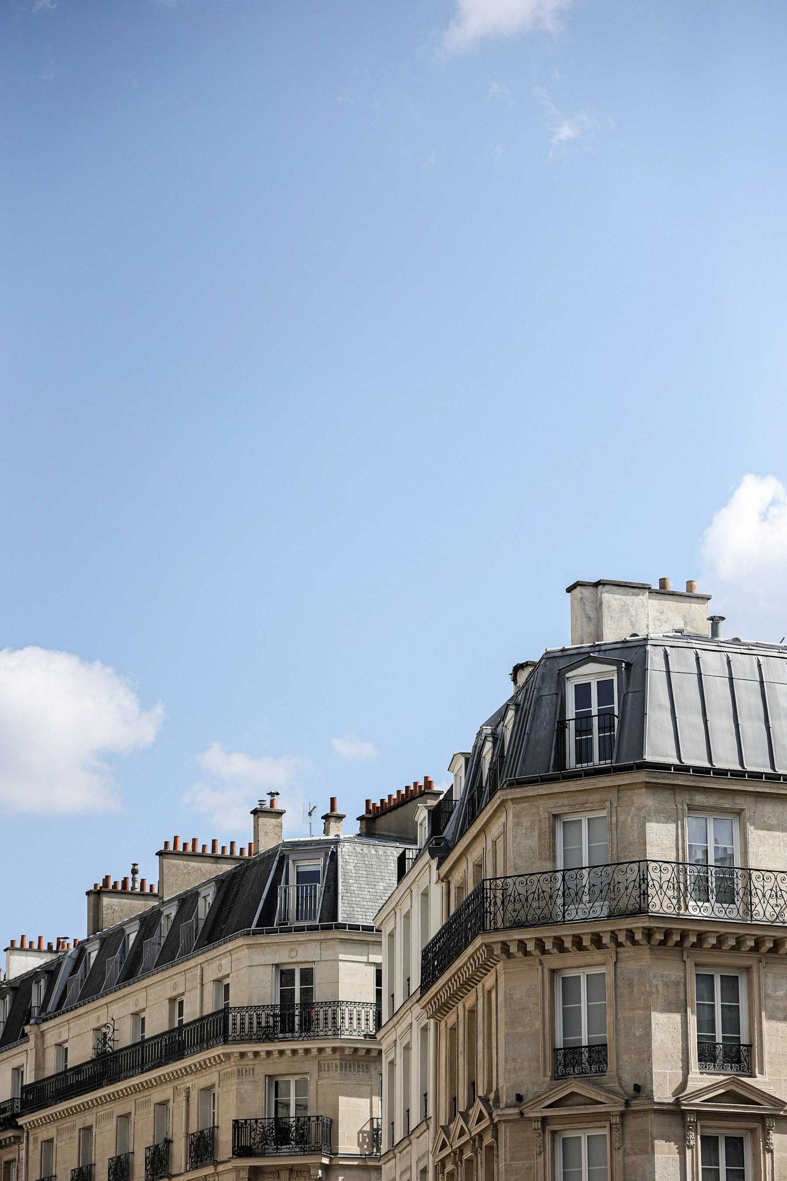 Toit mansardé couvert de zinc sur un immeuble ancien